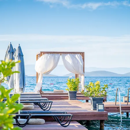 Moyo Luxury Hotel & Beach-3